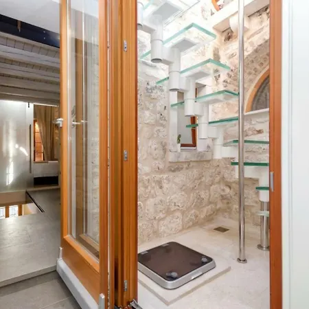 Varda - Latica * Hvar Town