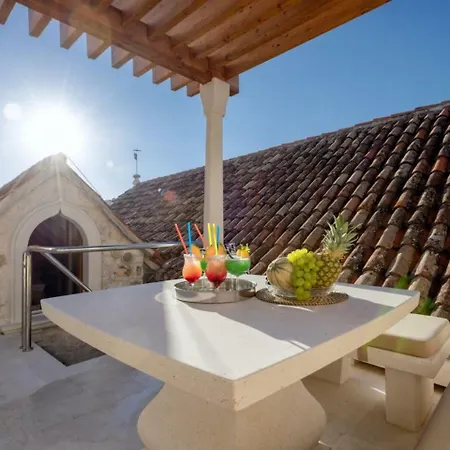 Varda - Latica Hvar Town